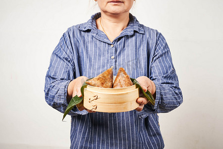 端午端午粽包粽子吃粽子蒸粽子摄影图配图