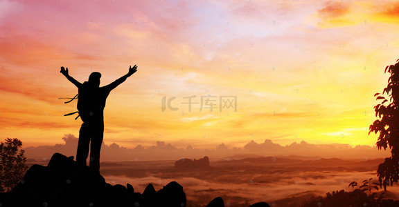 团队举手背景图片_创意合成夕阳下山顶上人物商业背景