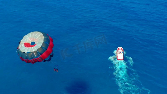 海上冲浪运动摄影照片_海上滑翔伞高清航拍