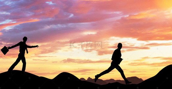 商务行走背景图片_创意合成夕阳下在山顶前行的人物剪影