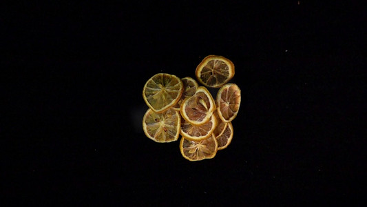 淘宝背景摄影照片_超飞起的柠檬片黑色背景素材