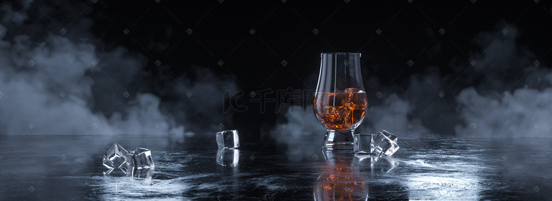 质感烟雾背景背景图片_红酒杯冰块烟雾质感黑色背景
