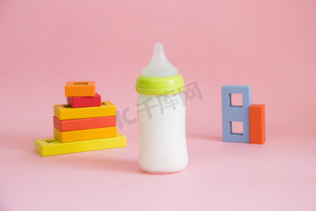奶粉奶瓶婴儿奶嘴喂养摄影图配图