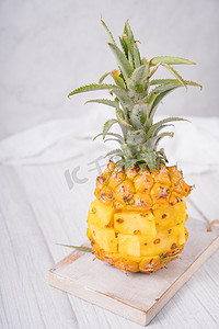 夏日水果新鲜菠萝凤梨摄影图配图
