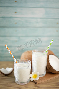夏季饮品白天椰奶杯餐桌吃早餐摄影图配图