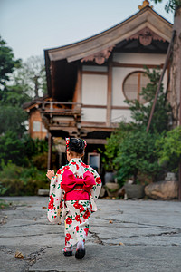 小孩奔跑摄影照片_和服背影下午儿童室外奔跑摄影图配图