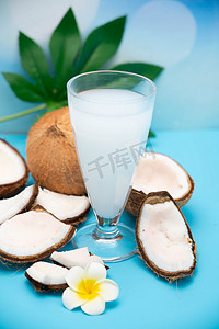 椰汁饮料摄影照片_椰子白天椰汁室内美食摄影图配图