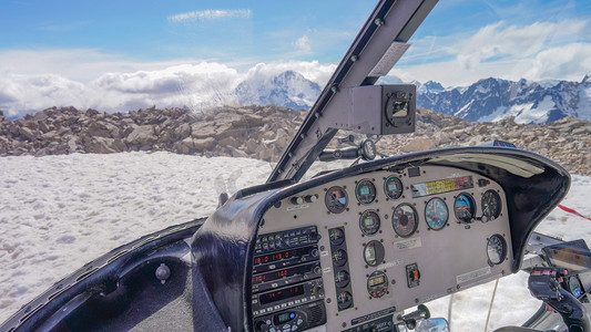 国外摄影图摄影照片_直升飞机内部下午直升机雪山国外旅游生活体验摄影图配图