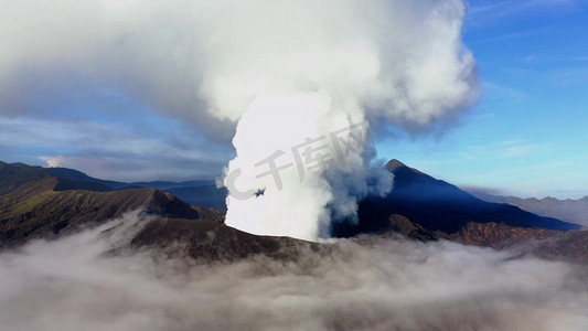 火山口活动冒烟实拍