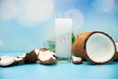 椰子白天美食椰汁室内饮品摄影图配图