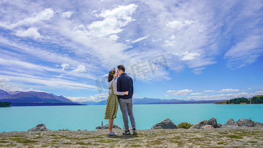 相约新西兰摄影照片_湖边情侣下午情侣湖边拥抱摄影图配图