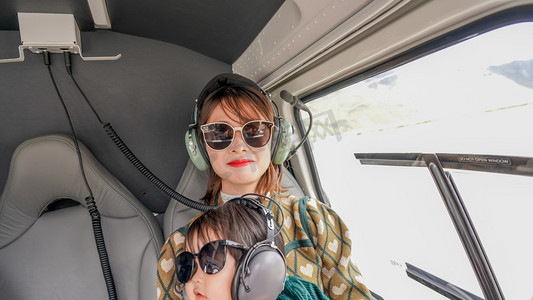 直升机内的母女下午母女直升机内半身照摄影图配图