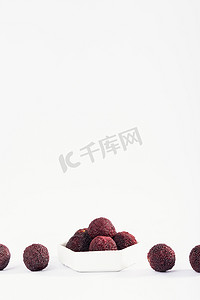 夏季海报背景素材摄影照片_杨梅夏季解暑水果白色背景静物摄影图配图