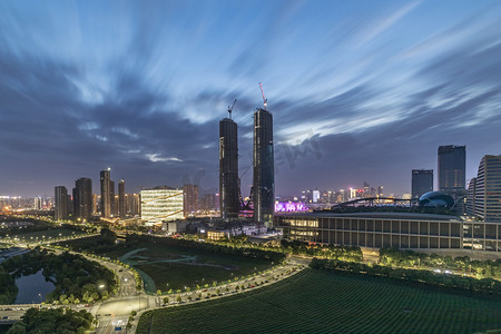 城市日落后杭州之门楼顶看杭州摄影图配图