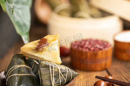 端午节背景摄影照片_端午节节气美食粽子静物暗调摄影图配图