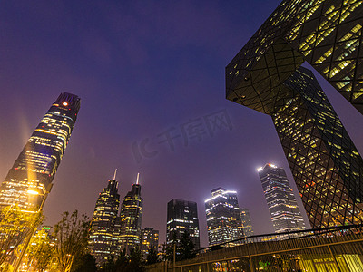 北京高楼大厦夜景摄影照片_北京地标晚上国贸高楼大厦夜景摄影图配图