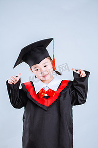 毕业季白天女孩白背景双手竖大拇指摄影图配图