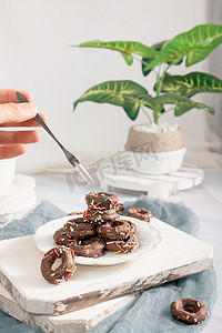 西式小甜点摄影照片_甜甜圈早餐美食创意静物摄影图配图