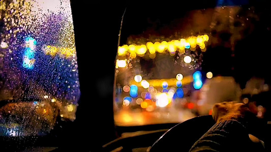 雨中道路行驶开车司机唯美灯光实拍