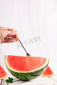 西瓜夏季勺子创意水果美食摄影图配图