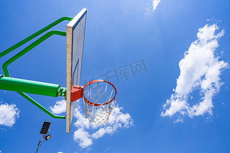 体育篮球摄影照片_夏天天空正午篮球场室外打篮球摄影图配图