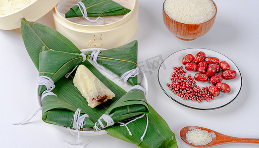 夏天端午传统美食白天粽子室内餐桌吃粽子摄影图配图