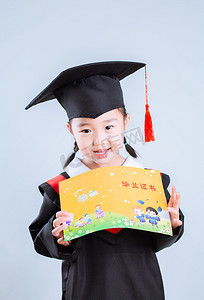 毕业季毕业小女孩白背景手拿毕业证书摄影图配图