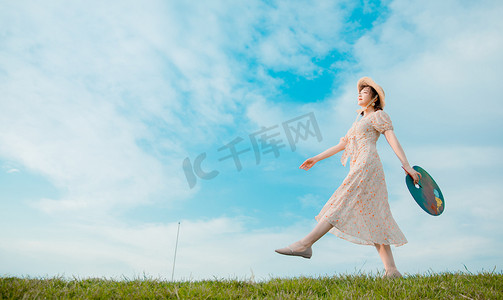 摄影照片_文艺美女夏天美女户外草坪正步走摄影图配图