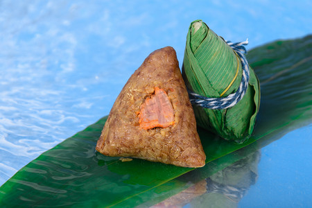 食粽子摄影照片_美食端午节肉粽水中摆放摄影图配图