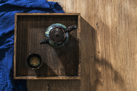 茶道早上茶杯和茶壶在桌面放置摄影图配图
