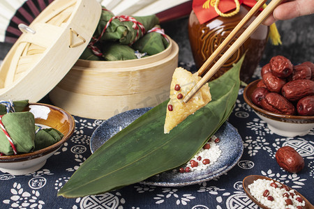 端午佳节摄影照片_端午节白天粽子美食室内美食摆拍摄影图配图