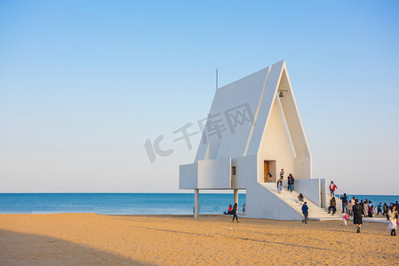 海边清新摄影照片_北戴河夏天沙滩阿那亚教堂旅行摄影图配图