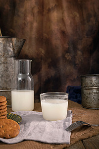 牛奶美食摄影照片_牛奶饼干复古风格美食摄影图配图