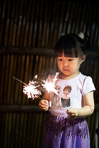 仙女棒夜晚女孩儿童夜晚玩烟花摄影图配图