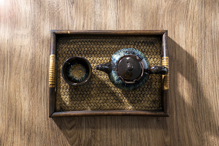 茶具下午茶壶和茶杯在桌面上摆放摄影图配图