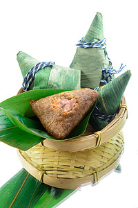食粽子摄影照片_美食端午节肉粽竹篮放置摄影图配图