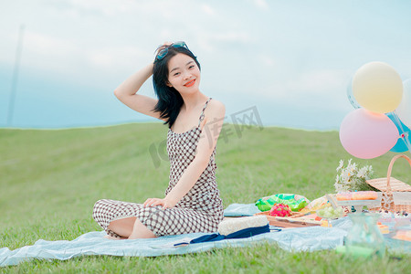 文艺夏天白天野餐美女草坪坐在地上摄影图配图