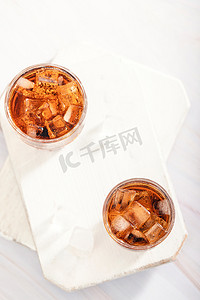 可乐冰块夏日冷饮冰爽清凉摄影图配图