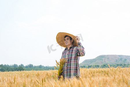 人物白天农民伯伯麦田扶着草帽摄影图配图