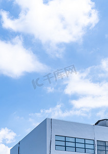 城市云层摄影照片_蓝天白云晴天建筑清新摄影图配图