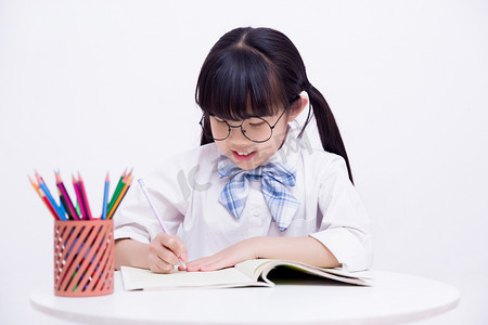 开始学习啦摄影照片_人物开学学生学习的小女孩儿童摄影图配图