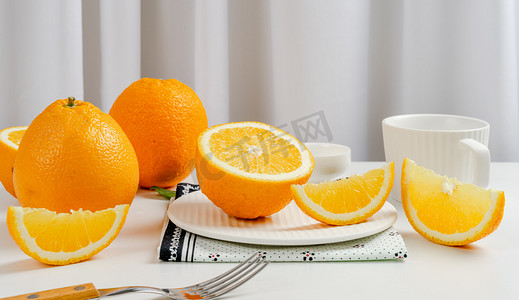 夏天水果白天若干橙子室内餐桌切开橙子摄影图配图