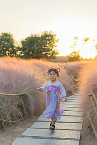 紫草粉黛夕阳下午女孩儿童室外奔跑摄影图配图