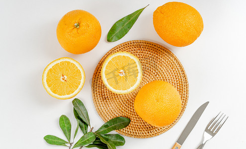 小清新夏季水果白天四个橙子室内餐桌静物摆拍摄影图配图