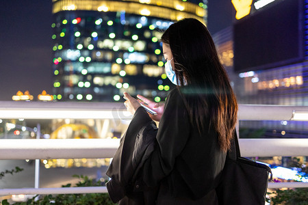 商务人像夜晚白领女性写字楼看手机摄影图配图