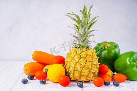 美味菠萝摄影照片_菠萝萝卜青椒营养均衡食品摄影图配图