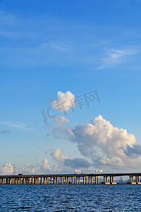 蓝天云朵风景海景桥梁摄影图配图
