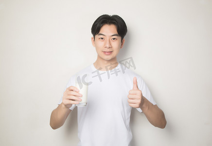 家居男性牛奶健康优质摄影图配图