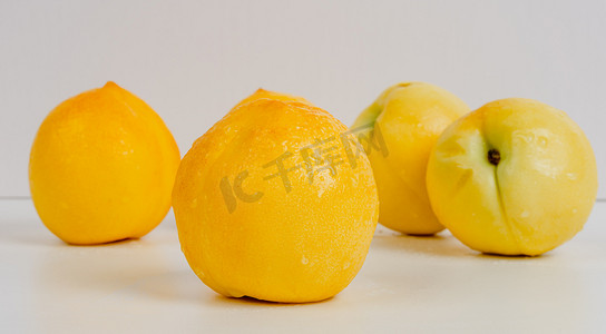 夏天多汁的水果白天新鲜黄桃室内静物摆拍摄影图配图