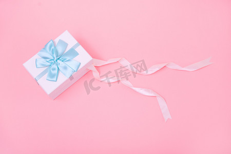 爱情主题背景粉色背景纯底实拍礼物盒丝带摄影图配图